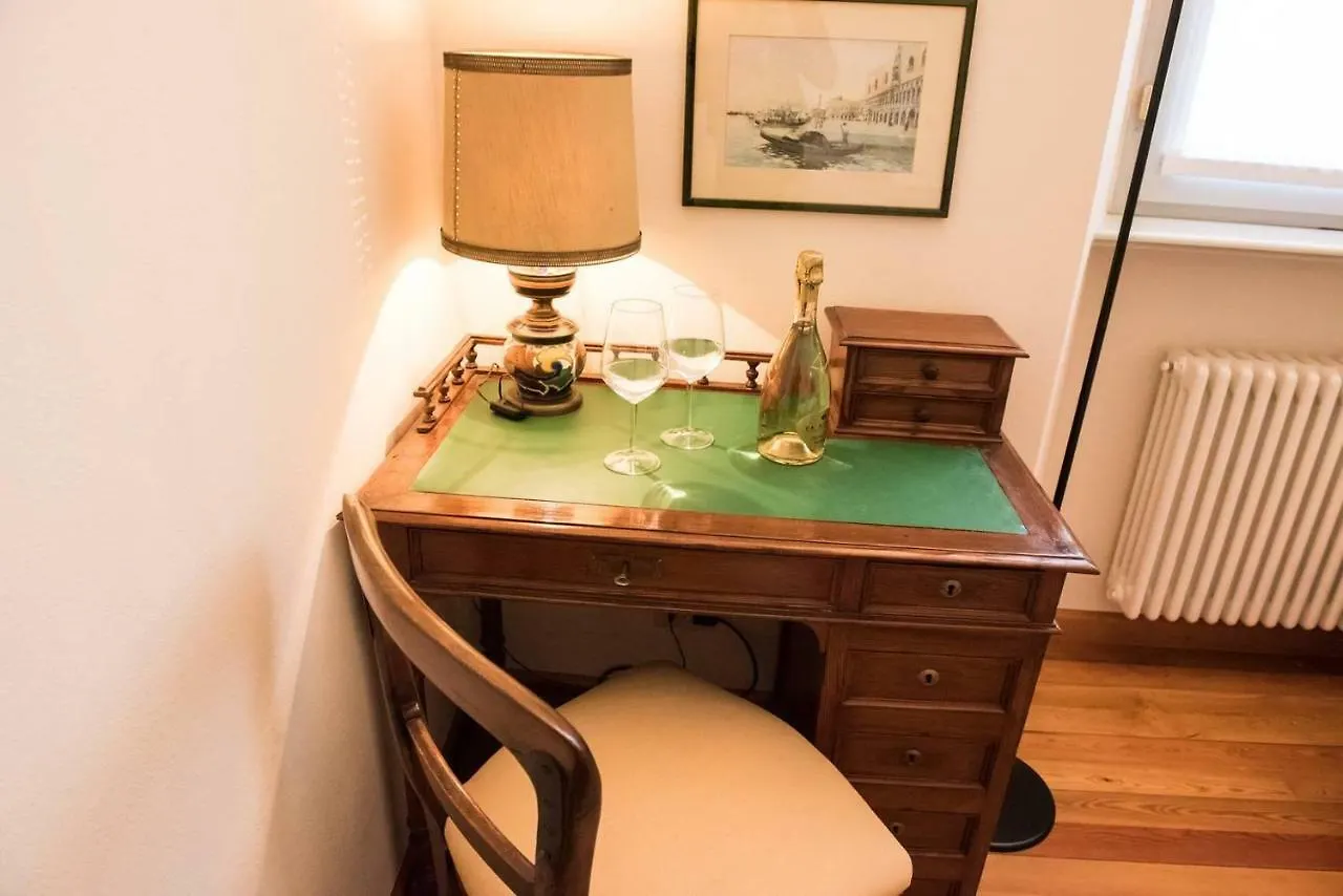Lo Studio - The House Of Travelers Hotel Como Guest house